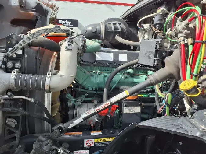 2020 VOLVO VNR64T-640