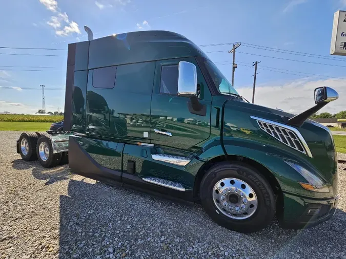 2025 VOLVO VNL64TV04