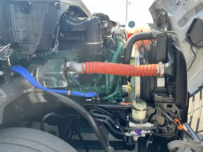 2026 VOLVO VNL64T300