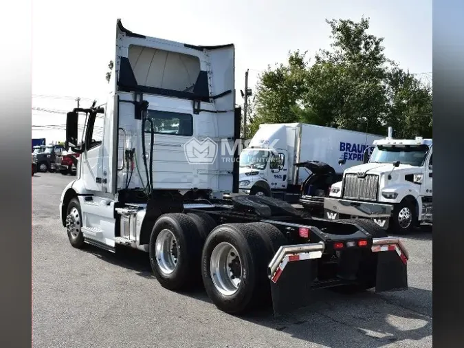 2022 VOLVO VNR64T300