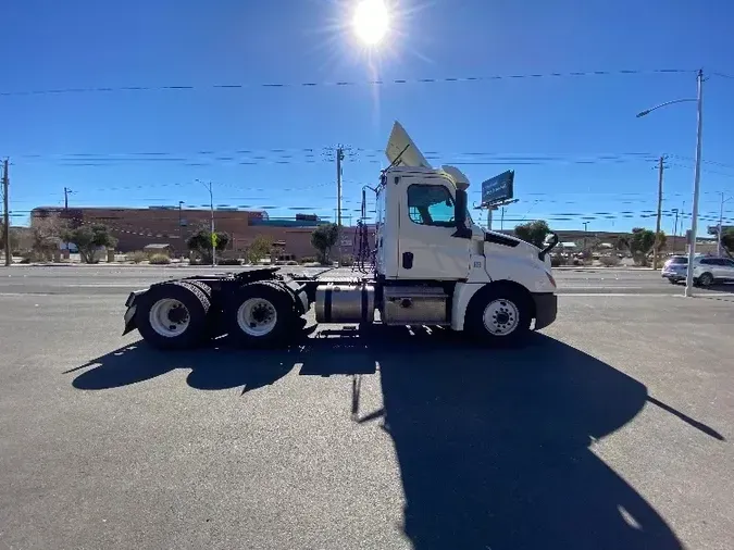 2019 Freightliner T12664ST