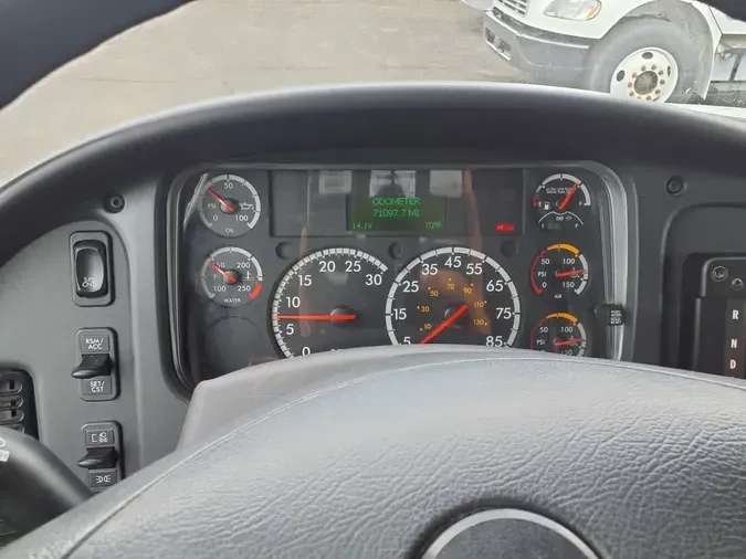 2018 FREIGHTLINER M2 106