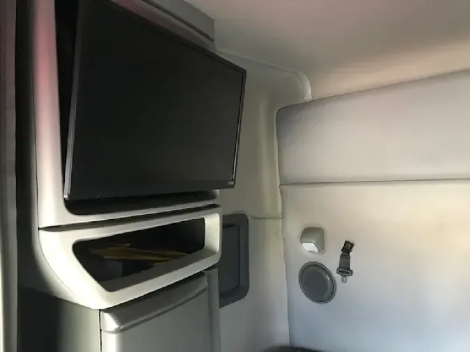 2019 VOLVO VNL64T740