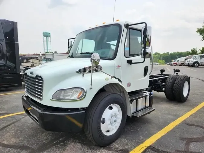 2017 Freightliner M2 106