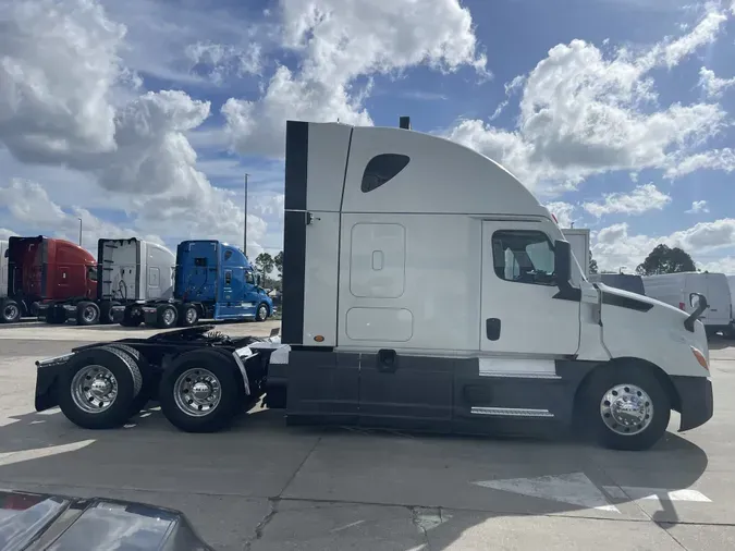 2020 Freightliner Cascadia 126