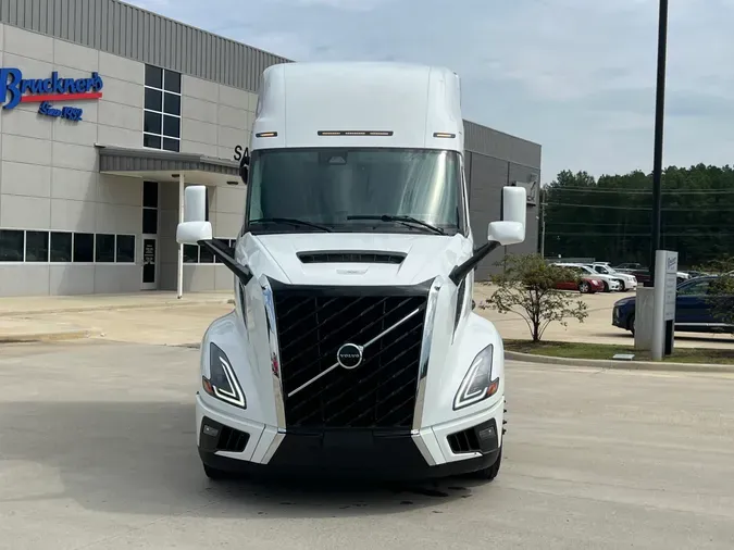 2025 VOLVO VNL64T860