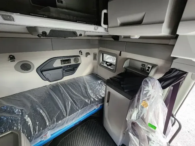 2026 VOLVO VNL64T860