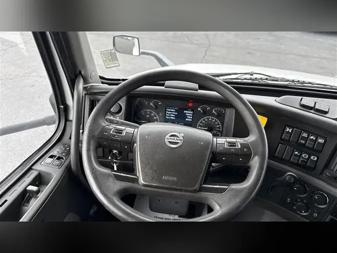 2019 VOLVO VNL760