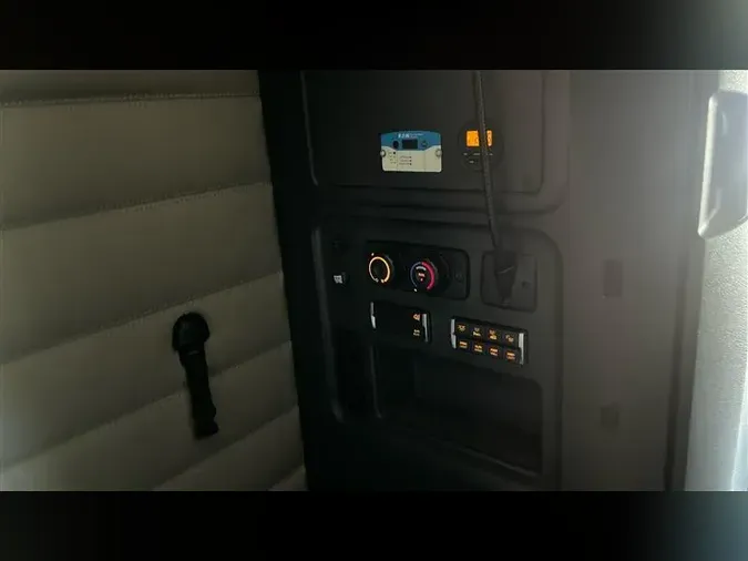 2021 FREIGHTLINER CA126