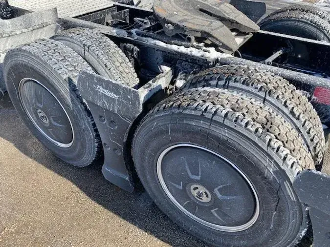 2023 Volvo VNR64T400