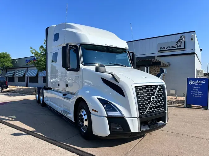 2025 VOLVO VNL64T760