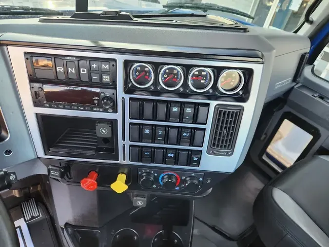 2022 MACK PIA64T