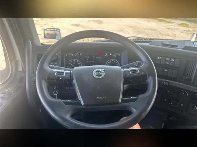 2021 VOLVO VNL860