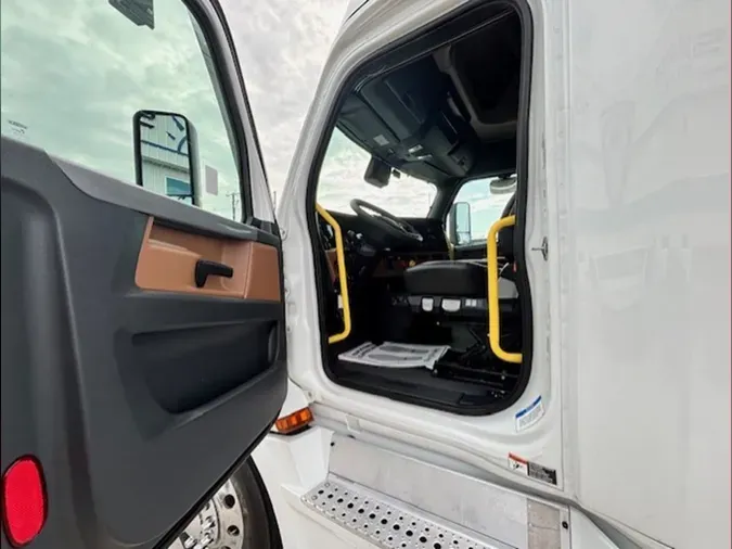2021 Freightliner Cascadia 126
