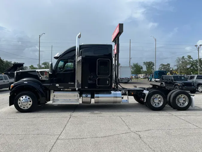 2020 Kenworth W990