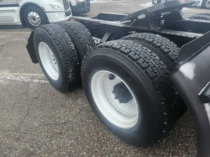 2022 VOLVO VNR64T300