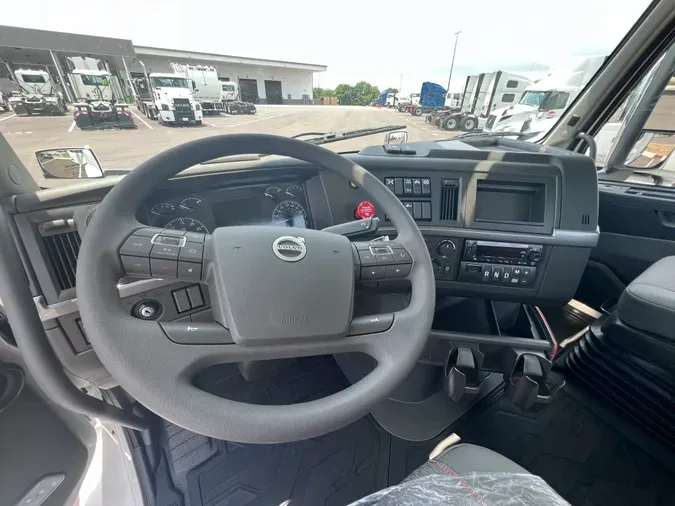 2025 VOLVO VNL64T300