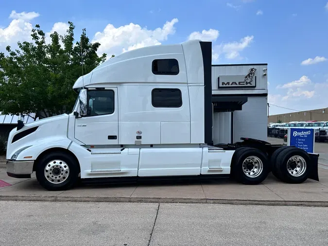 2025 VOLVO VNL64T860