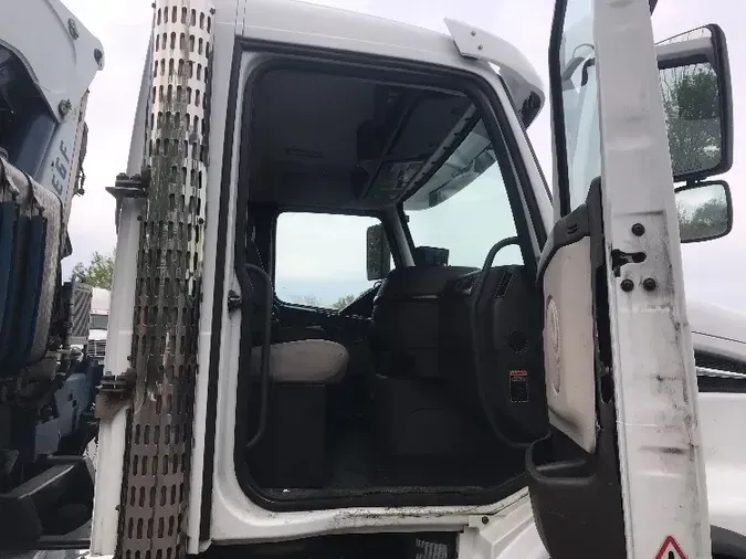 2013 VOLVO VHD64B