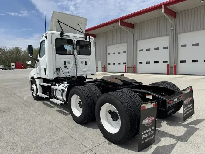 2020 Freightliner CASCADIA 126