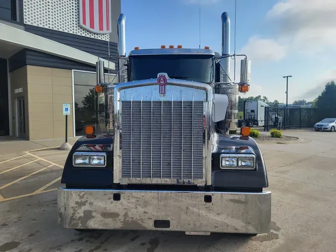 2025 Kenworth W900L