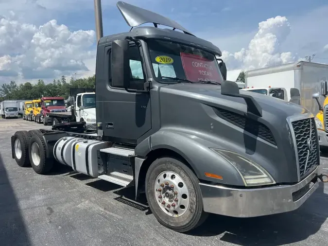 2019 VOLVO VNL64T-300