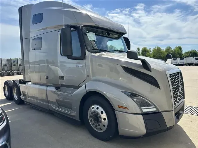 2022 VOLVO VNL760