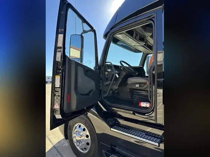 2022 VOLVO VNL64T860