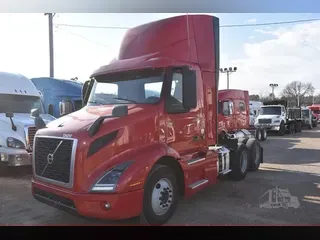 2020 VOLVO VNR64T300