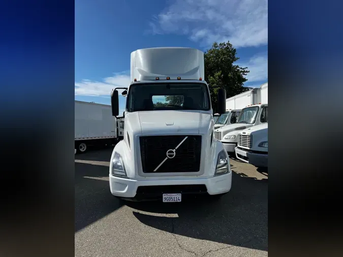 2018 VOLVO VNL64T-300