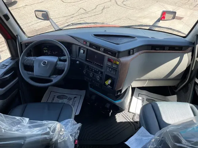 2026 VOLVO VNL64T860