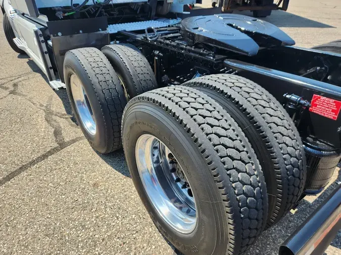 2023 VOLVO VNL64T860