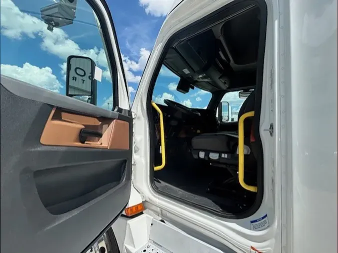 2021 Freightliner Cascadia 126