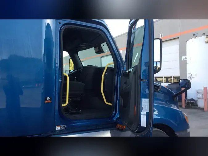 2023 Freightliner Cascadia 126