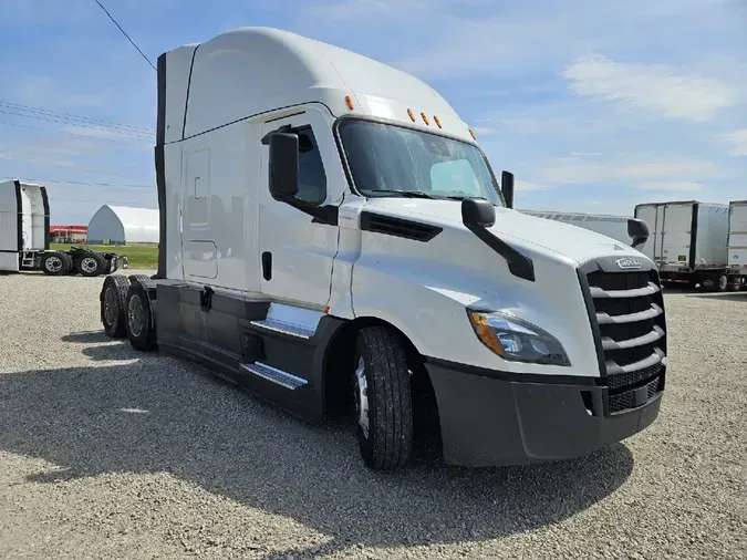 2021 FREIGHTLINER Cascadia 126