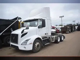 2019 VOLVO VNR64T300