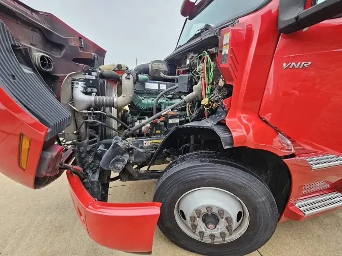 2022 VOLVO VNR64T300