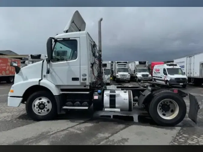 2017 VOLVO VNM42TRACTOR