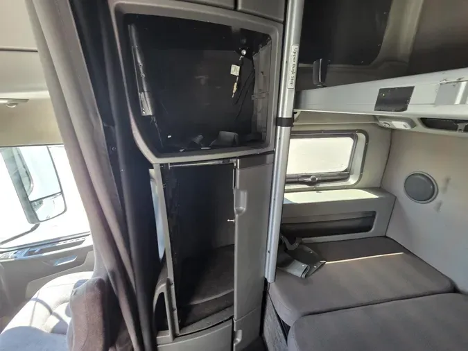 2020 Volvo VNL64T860