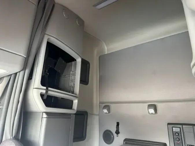 2019 VOLVO VNL64T760