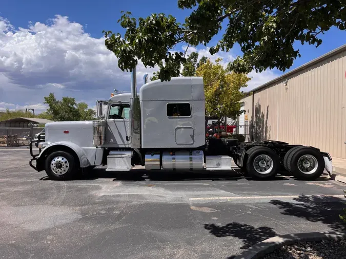 2023 Peterbilt 389