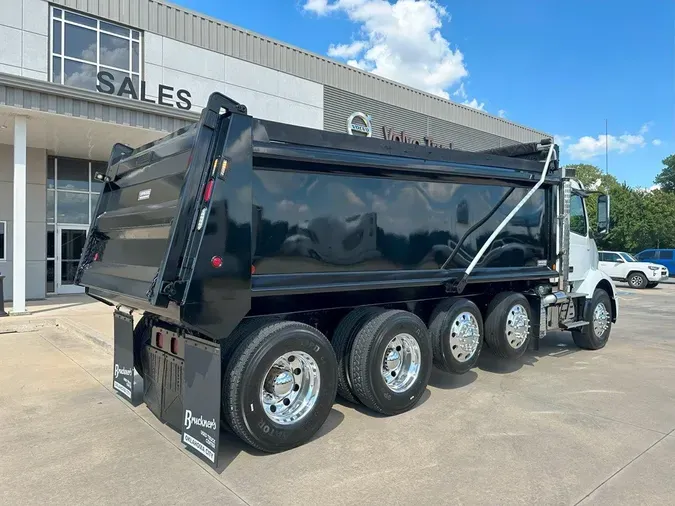 2020 VOLVO VNR64300