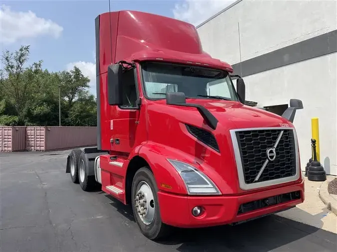 2020 VOLVO VNR300