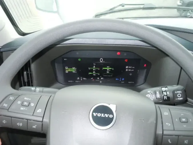 2025 VOLVO VNL64Tv04