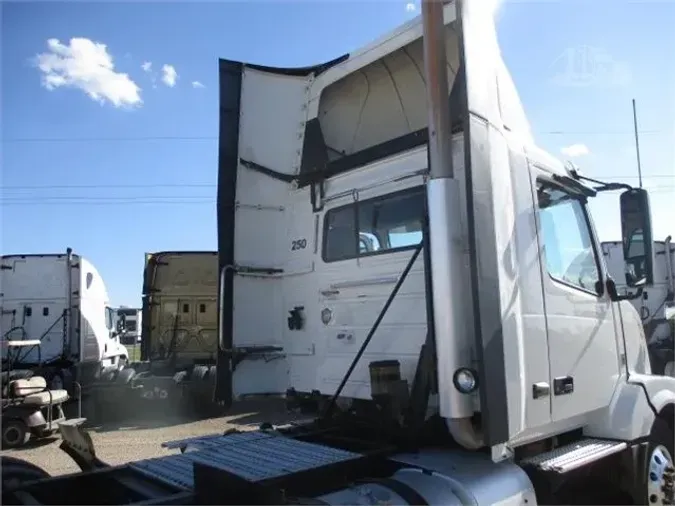 2017 VOLVO VNL64T300