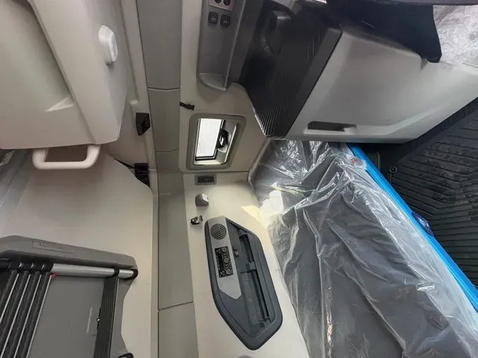 2027 VOLVO TRUCK VNL64TV04