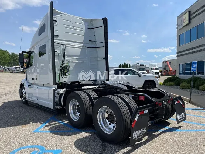 2025 VOLVO VNL64T760