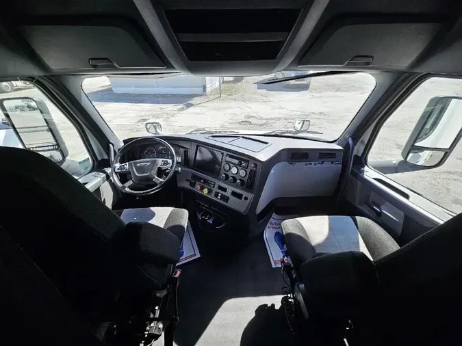 2020 FREIGHTLINER Cascadia 126