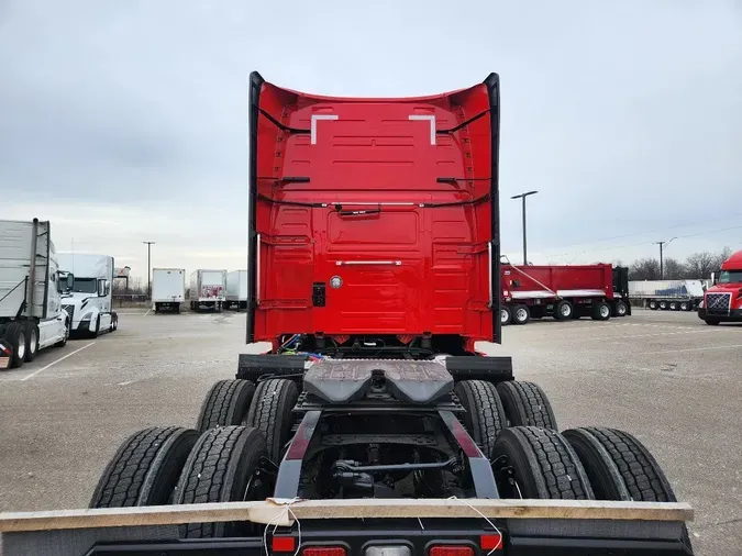 2025 VOLVO VNL64T760