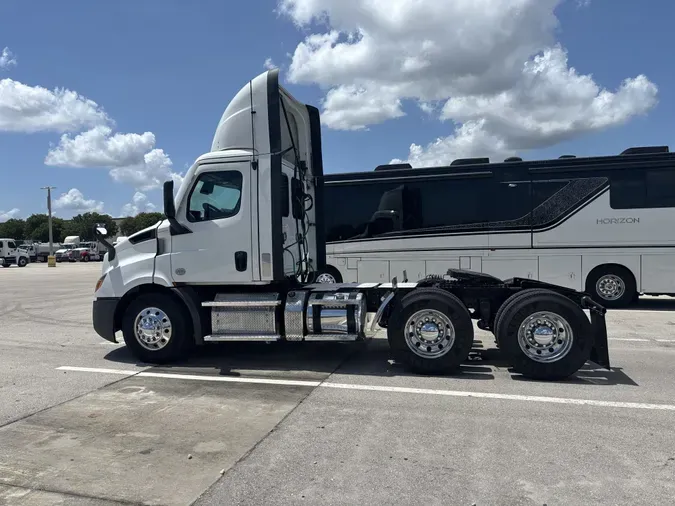 2021 Freightliner Cascadia 116d205ad621e6452781569091dc0b320d2